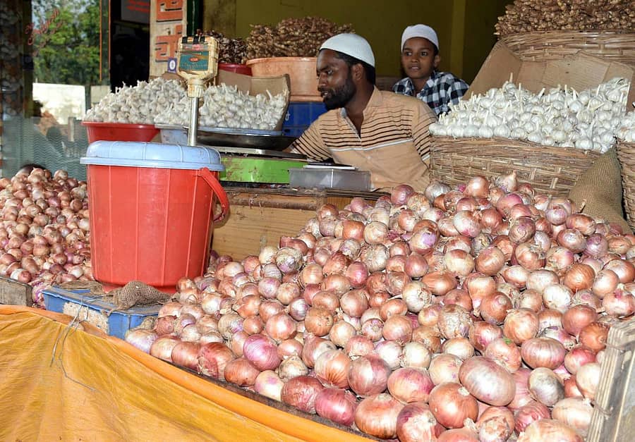 ಬೀದರ್ನ ಮಾರುಕಟ್ಟೆಯಲ್ಲಿ ಮಾರಾಟಕ್ಕೆ ಇಡಲಾದ ಈರುಳ್ಳಿ