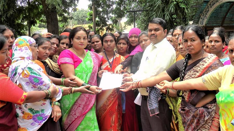 ತಾಯಮ್ಮ ಶಕ್ತಿ ಸಂಘದ ಸದಸ್ಯರು ಉಪವಿಭಾಗಾಧಿಕಾರಿ ಪಿ.ಎನ್. ಲೋಕೇಶ್ ಅವರಿಗೆ ಮನವಿ ಪತ್ರ ಸಲ್ಲಿಸಿದರು