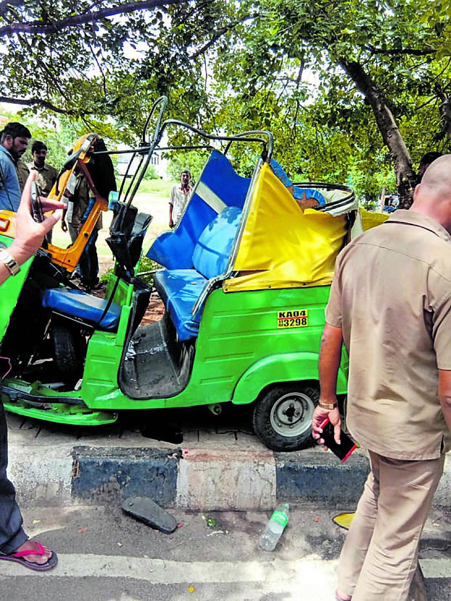 ಅಪಘಾತದಲ್ಲಿ ಜಖಂಗೊಂಡ ಆಟೊ