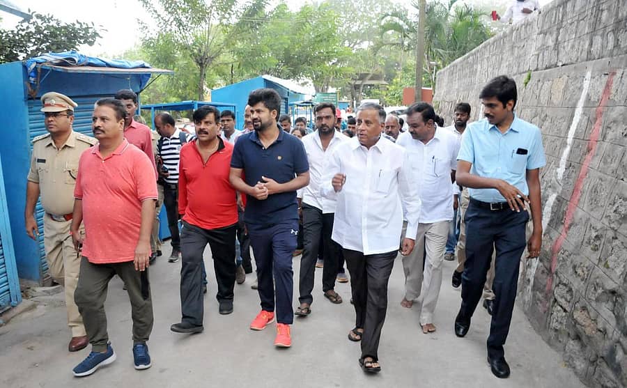 ಜಿಲ್ಲಾ ಉಸ್ತುವಾರಿ ಸಚಿವ ವಿ.ಸೋಮಣ್ಣ ಶನಿವಾರ ನಸುಕಿನಲ್ಲಿ ಚಾಮುಂಡಿ ಬೆಟ್ಟದ ನಂದಿ ವಿಗ್ರಹದ ಸುತ್ತ ಅಧಿಕಾರಿಗಳೊಂದಿಗೆ ಸಂಚರಿಸಿ, ವಿವಿಧ ಅಭಿವೃದ್ಧಿ ಕಾಮಗಾರಿ ನಡೆಸುವಂತೆ ಸೂಚಿಸಿದರು