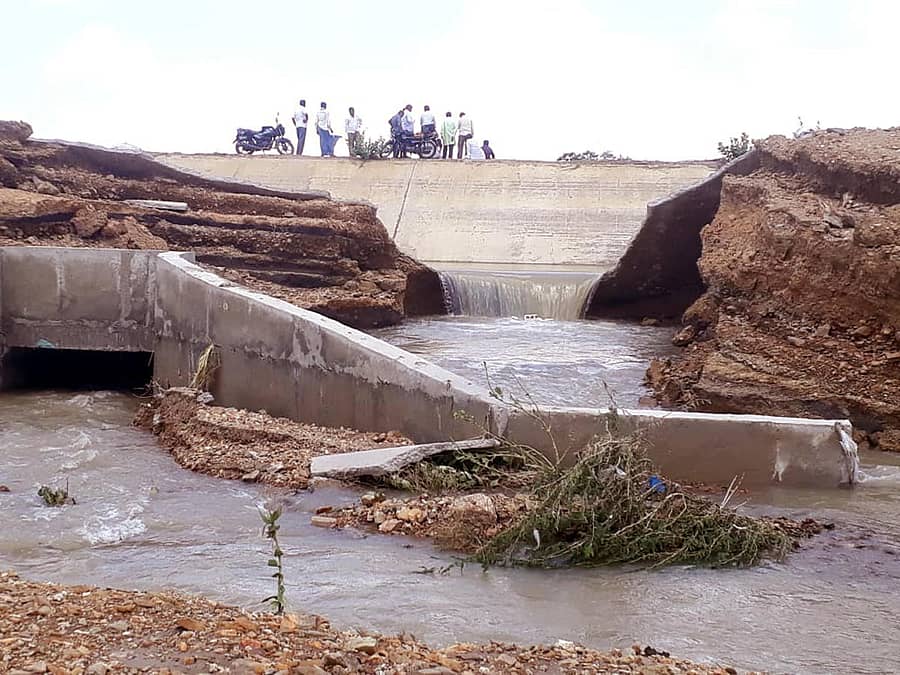 ರಾಯಚೂರು ತಾಲ್ಲೂಕಿನ ಗೋನಾಳ ಸಮೀಪ ಎನ್ಆರ್ಬಿಸಿ ವಿತರಣಾ ಕಾಲುವೆ ಶನಿವಾರ ಒಡೆದು ಅಪಾರ ಪ್ರಮಾಣದ ನೀರು ಹರಿಯಿತು