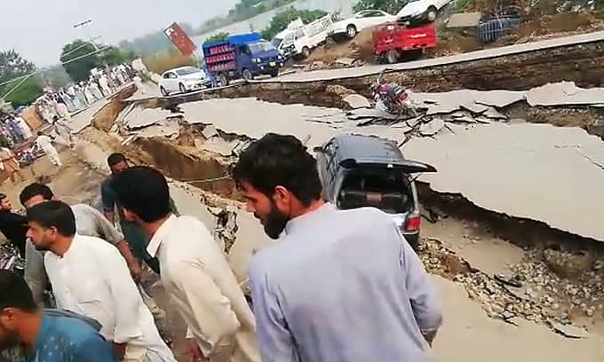 ಭೂಕಂಪದಿಂದ ಪಾಕಿಸ್ತಾನದ ಆಜಾದ್ ಕಾಶ್ಮಿರದ ಮೀರ್ ಪುರ ಜಿಲ್ಲೆಯಲ್ಲಿ ರಸ್ತೆ ದೊಡ್ಡ ಪ್ರಮಾಣದಲ್ಲಿ ಬಾಯ್ದೆರೆದು, ಹಾನಿಯಾಗಿದೆ. ಚಿತ್ರ: ಡಾನ್ ಟಿವಿ