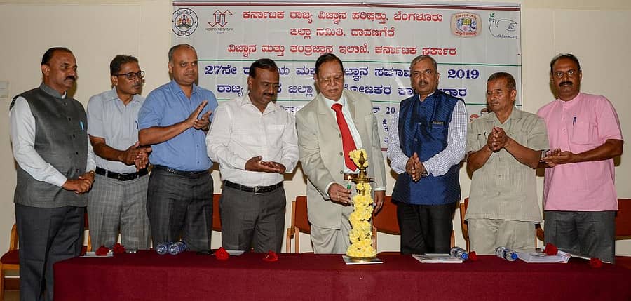 ದಾವಣಗೆರೆಯ ಬಿಐಇಟಿ ಕಾಲೇಜಿನಲ್ಲಿ ಆಯೋಜಿಸಿದ್ದ 27ನೇ ರಾಷ್ಟ್ರೀಯ ಮಕ್ಕಳ ವಿಜ್ಞಾನ ಸಮಾವೇಶ–2019 ಮತ್ತು ಜಿಲ್ಲಾ ಸಂಯೋಜಕರ ಕಾರ್ಯಾಗಾರವನ್ನು ಬಾಪೂಜಿ ತಾಂತ್ರಿಕ ಮಹಾವಿದ್ಯಾಲಯದ ನಿರ್ದೇಶಕ ಪ್ರೊ.ವೈ ವೃಷಭೇಂದ್ರಪ್ಪ ದೀಪ ಬೆಳಗಿಸಿ ಉದ್ಘಾಟಿಸಿದರು –ಪ್ರಜಾವಾಣಿ ಚಿತ್ರ