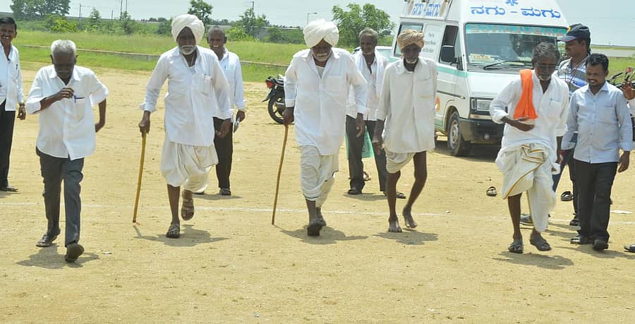 ಯಾದಗಿರಿಯ ಜಿಲ್ಲಾ ಕ್ರೀಡಾಂಗಣದಲ್ಲಿ ವಿಶ್ವ ಹಿರಿಯ ನಾಗರಿಕರ ದಿನಾಚರಣೆ ಪ್ರಯುಕ್ತ ನಡೆದ ಕ್ರೀಡಾಕೂಟದಲ್ಲಿ ಹಿರಿಯರು ಓಟದ ಸ್ಪರ್ಧೆಯಲ್ಲಿ ಪಾಲ್ಗೊಂಡಿದ್ದರು
