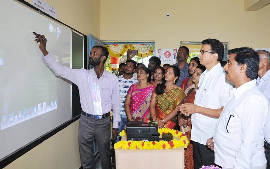 ಸ್ಮಾರ್ಟ್ ತರಗತಿಯಲ್ಲಿನ ಪಠ್ಯಬೋಧನೆಯ ವಿಧಾನವನ್ನು ಜಿ.ಬಿ.ಜ್ಯೋತಿಗಣೇಶ್ ವೀಕ್ಷಿಸಿದರು