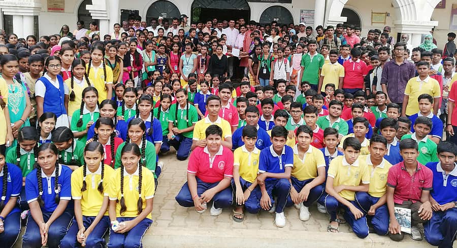 ಕಪ್ಪತಗುಡ್ಡಕ್ಕೆ ನೀಡಿರುವ ವನ್ಯಜೀವಿ ಧಾಮ ಸ್ಥಾನ ಮಾನವನ್ನು ಸರ್ಕಾರ ಮುಂದುವರಿಸಿಕೊಂಡು ಹೋಗಬೇಕು ಎಂದು ಒತ್ತಾಯಿಸಿ ಮುಂಡರಗಿ ಪಟ್ಟಣದ ವಿವಿಧ ಕಾಲೇಜು ವಿದ್ಯಾರ್ಥಿಗಳು ತಹಶೀಲ್ದಾರರಿಗೆ ಮನವಿ ಸಲ್ಲಿಸಿದರು