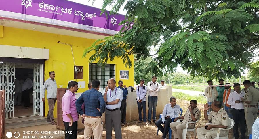 ಹೊನ್ನಾಳಿ ತಾಲ್ಲೂಕಿನ ಆರಕೆರೆ ಗ್ರಾಮದಲ್ಲಿರುವ ಕರ್ಣಾಟಕ ಬ್ಯಾಂಕ್‍ನಲ್ಲಿ ಕಳ್ಳತನ ಯತ್ನ ಸಂಬಂಧ ಪೊಲೀಸರು ಭೇಟಿ ನೀಡಿ ಪರಿಶೀಲಿಸಿದರು