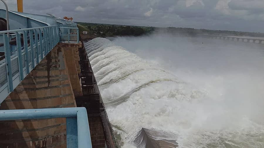 ಹುಣಸಗಿ ತಾಲ್ಲೂಕಿನ ನಾರಾಯಣಪುರ ಬಸವಸಾಗರ ದಿಂದ 15 ಗೇಟ್ ಗಳ ಮೂಲಕ 1.68 ಲಕ್ಷ ಕ್ಯುಸೆಕ್ ನೀರನ್ನು ಕೃಷ್ಣಾ ನದಿಗೆ ಹರಿಬಿಡಲಾಯಿತು