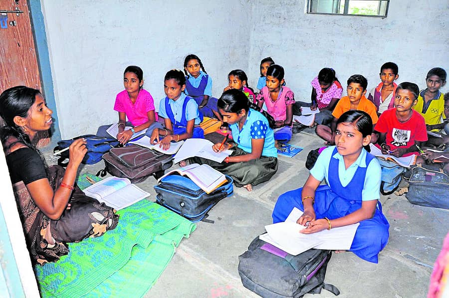 ರೋಣ ತಾಲ್ಲೂಕಿನ ಅಮರಗೋಳ ನವಗ್ರಾಮದಲ್ಲಿ ಸಂತ್ರಸ್ತರಿಗಾಗಿ ನಿರ್ಮಿಸಿರುವ ಆಸರೆ ಮನೆಗಳಲ್ಲೇ ಶಾಲಾ ತರಗತಿಗಳು ನಡೆಯುತ್ತಿವೆ