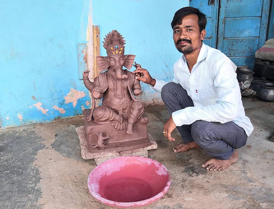 ಮಣ್ಣಿನಲ್ಲಿ ಗಣೇಶ ಮೂರ್ತಿ ನಿರ್ಮಿಸುತ್ತಿರುವ ಕೆಂಭಾವಿಯ ಮಹ್ಮದ್ ಅಲಿ ಖಾದರ್‌ಸಾಬ್‌ ವಡಕೇರಿ