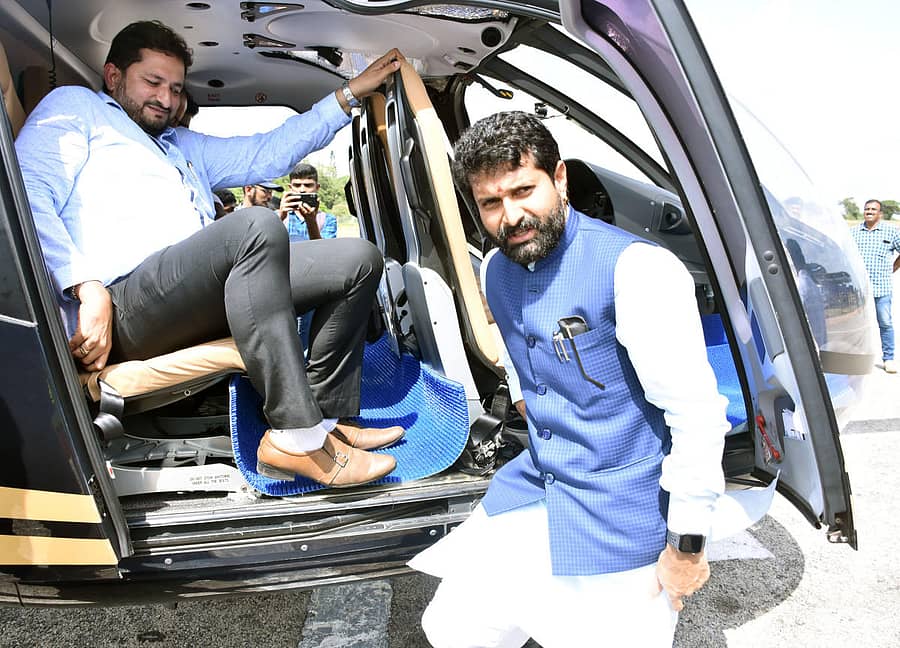 ಆಗಸದಲ್ಲಿ ಹಾರಾಟ ನಡೆಸಲು ಅವಕಾಶ ಸಿಗದೆ ಹೆಲಿಕಾಪ್ಟರ್ನಿಂದ ಕೆಳಗಿಳಿದ ಸಿ.ಟಿ.ರವಿ ಹಾಗೂ ಅವರ ಬೆಂಬಲಿಗರು