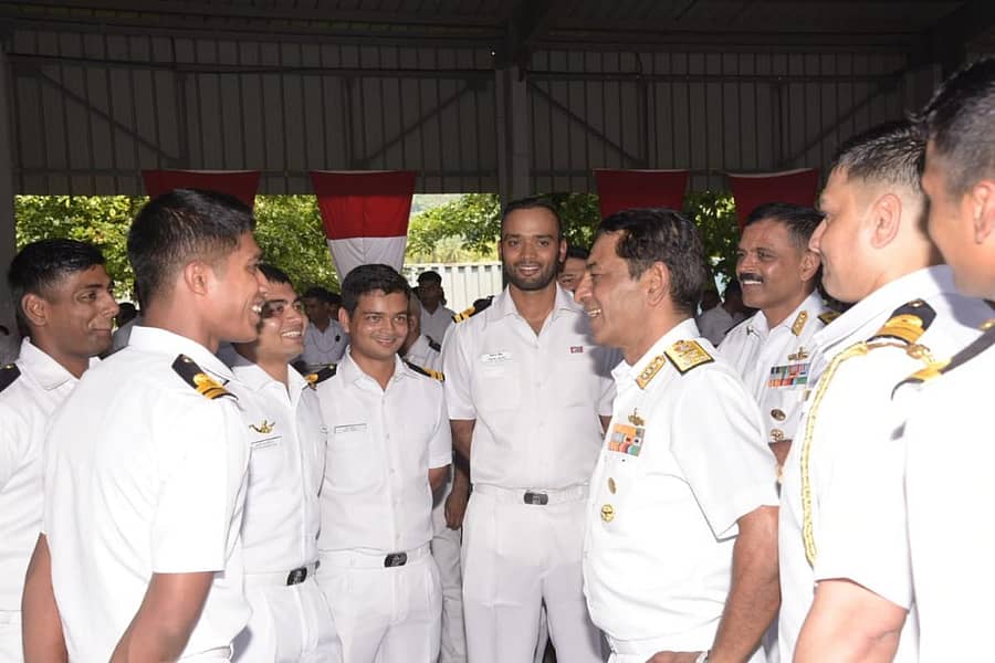 ನೌಕಾಪಡೆಯ ವೈಸ್ ಅಡ್ಮಿರಲ್ ಪಿ.ಅಜಿತ್ ಕುಮಾರ್ ಕಾರವಾರದ ಸೀಬರ್ಡ್ ನೌಕಾನೆಲೆಗೆ ಸೋಮವಾರ ಭೇಟಿ ನೀಡಿ, ಸಿಬ್ಬಂದಿಯ ಉಭಯಕುಶಲೋಪರಿ ವಿಚಾರಿಸಿದರು