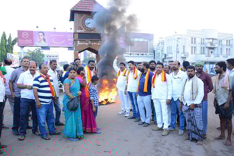 ಬಳ್ಳಾರಿಯ ಗಡಿಗಿ ಚೆನ್ನಪ್ಪ ವೃತ್ತದಲ್ಲಿ ಟೈರ್ ಸುಟ್ಟು ಪ್ರತಿಭಟನೆ