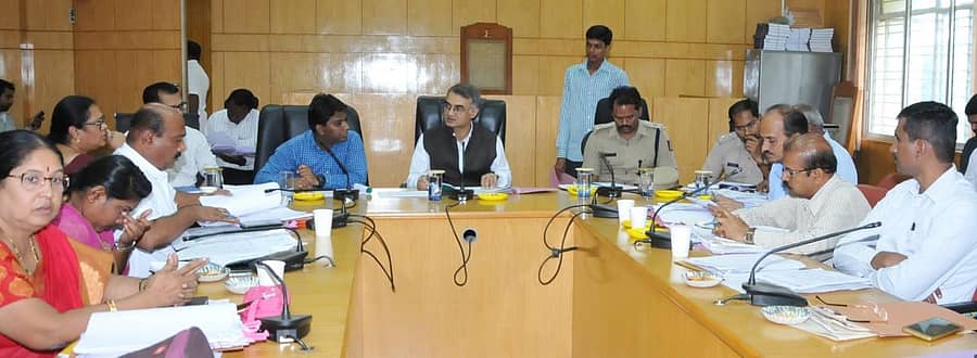ರೂಪಕ್‌ಕುಮಾರ್‌ ದತ್ತ(ಮಧ್ಯದಲ್ಲಿ ಕುಳಿತವರು) ಸಭೆಯಲ್ಲಿ ಅಧಿಕಾರಿಗಳಿಗೆ ಸೂಚನೆ ನೀಡಿದರು. ಕೆ.ರಾಕೇಶ್‌ ಕುಮಾರ್‌, ಎಸ್ಪಿ ಕೆ.ವಂಶಿಕೃಷ್ಣ ಇದ್ದರು.
