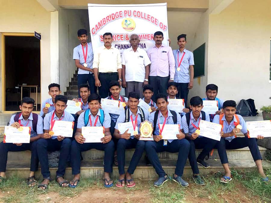 ಫುಟ್ಬಾಲ್ ಪಂದ್ಯಾವಳಿಯಲ್ಲಿ ಪ್ರಥಮಸ್ಥಾನ ಪಡೆದು ವಿಭಾಗೀಯ ಮಟ್ಟಕ್ಕೆ ಆಯ್ಕೆಯಾಗಿರುವ ಕೇಂಬ್ರಿಜ್ ಕಾಲೇಜಿನ ತಂಡ