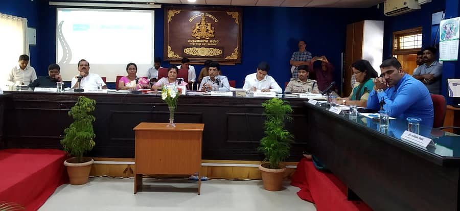 ಕಾರವಾರದಲ್ಲಿ ಮಂಗಳವಾರ ಹಮ್ಮಿಕೊಳ್ಳಲಾದ ಸಭೆಯಲ್ಲಿ ಜಿಲ್ಲಾ ಉಸ್ತುವಾರಿ ಸಚಿವೆ ಶಶಿಕಲಾ ಜೊಲ್ಲೆ ಮಾತನಾಡಿದರು