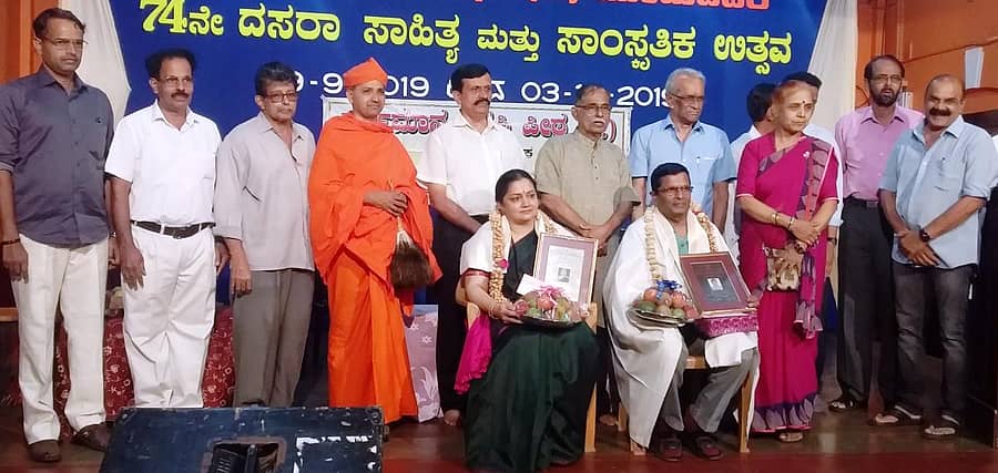 ಮೂಡುಬಿದಿರೆಯ ಸಮಾಜ ಮಂದಿರದಲ್ಲಿ ಮಂಗಳವಾರ ರಾತ್ರಿ ನಡೆದ ದಸರಾ ಸಮಾರಂಭದಲ್ಲಿ ಡಾ.ಬಸವರಾಜ ಕಲ್ಗುಡಿ ಮತ್ತು ಡಾ.ದೀಪಾ ಫಡ್ಕೆ ಅವರಿಗೆ ವರ್ದಮಾನ ಸಾಹಿತ್ಯ ಪ್ರಶಸ್ತಿ ಪ್ರದಾನ ಮಾಡಲಾಯಿತು. ಭಟ್ಟಾರಕ ಚಾರುಕೀತರ್ಿ ಸ್ವಾಮೀಜಿ, ಡಾ.ನಾ ಮೊಗಸಾಲೆ, ಸಂಪತ್ ಸಾಮ್ರಾಜ್ಯ ಇದ್ದರು