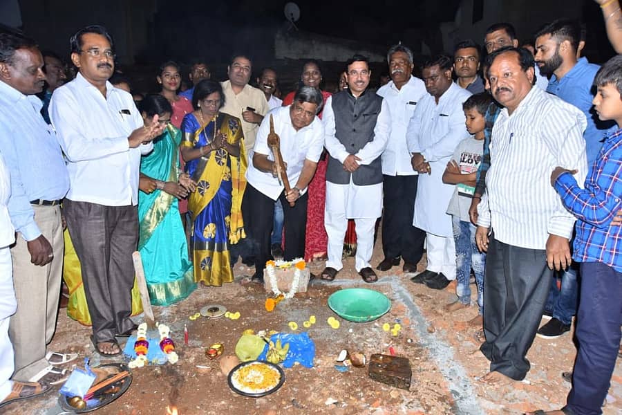 ಸಚಿವ ಜಗದೀಶ ಶೆಟ್ಟರ್ ಅವರು ಮನೆ ನಿರ್ಮಾಣಕ್ಕೆ ಭೂಮಿ ಪೂಜೆ ನೆರವೇರಿಸಿದರು. ಕೇಂದ್ರ ಸಚಿವ ಪ್ರಹ್ಲಾದ ಜೋಶಿ, ಬಿಜೆಪಿ ಮುಖಂಡರಾದ ಮಲ್ಲಿಕಾರ್ಜುನ ಸಾವಕಾರ, ಮಹೇಂದ್ರ ಕೌತಾಳ್ ಇದ್ದಾರೆ
