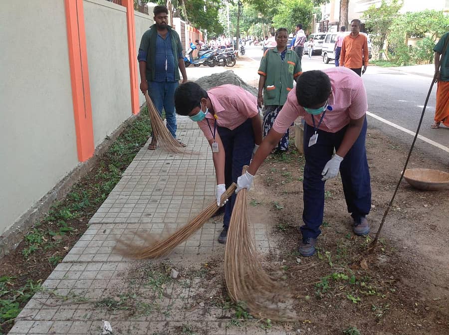 ರಸ್ತೆ ಸ್ವಚ್ಛತೆಯಲ್ಲಿ ತೊಡಗಿರುವ ವಿದ್ಯಾರ್ಥಿಗಳು