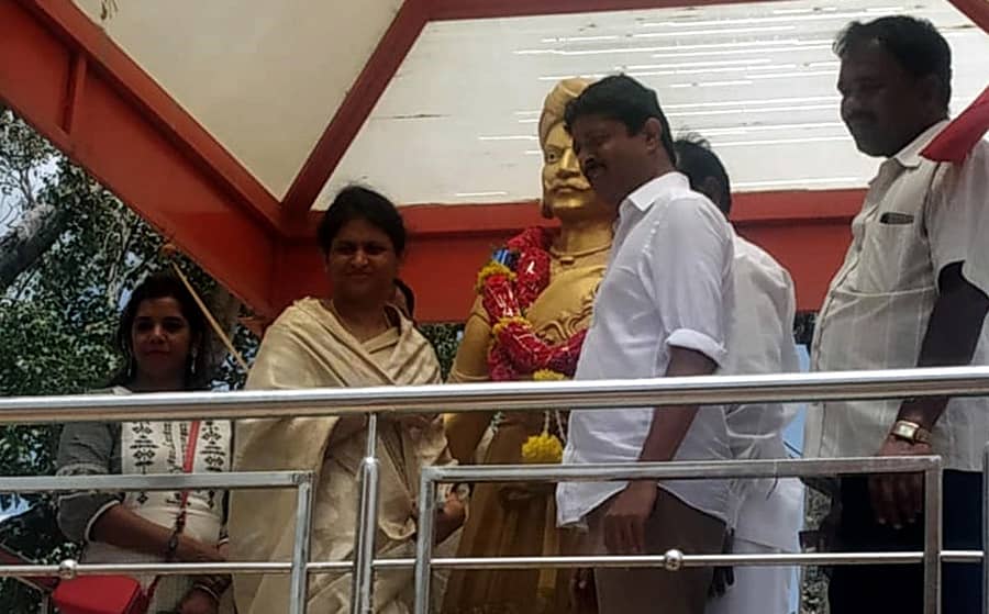 ಹೊಸಕೋಟೆ ವಿಧಾನಸಭಾ ಉಪಚುನಾವಣೆಯ ಕಾಂಗ್ರೆಸ್ ನ ಸಂಭಾವ್ಯ ಅಭ್ಯರ್ಥಿ ಪದ್ಮಾವತಿ ಸುರೇಶ್ ಅವರು ಸಂಗೊಳ್ಳಿ ರಾಯಣ್ಣ ಪ್ರತಿಮೆಗೆ ಮಾಲಾರ್ಪಣೆ ಮಾಡಿದರು