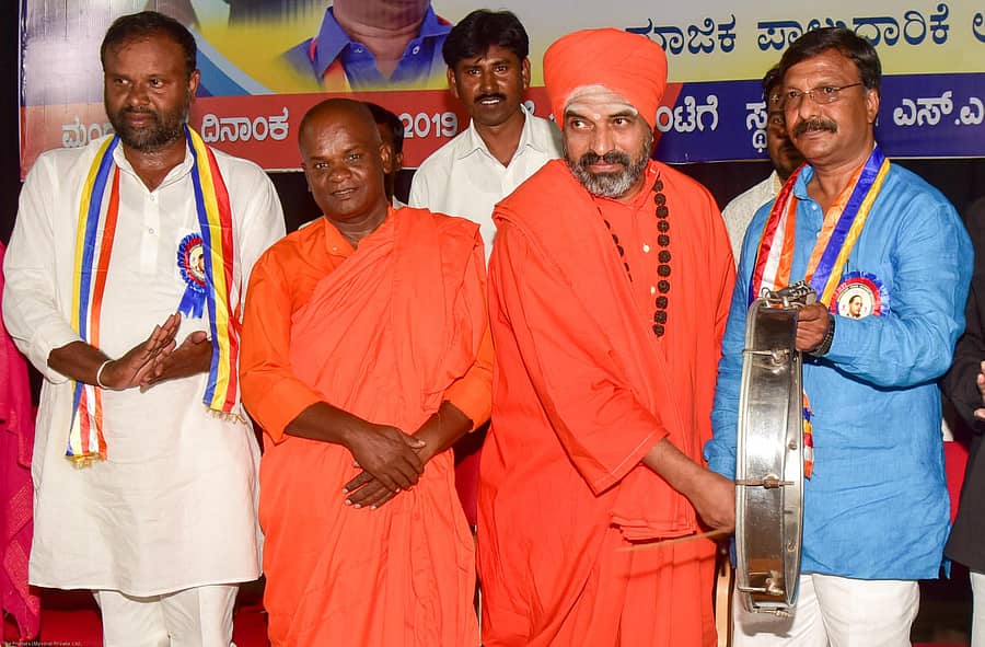 ಸರ್ವ ಜನರ ಸಂವಿಧಾನ ಸಮಾವೇಶವನ್ನು ನಿಜಗುಣಪ್ರಭು ತೋಂಟದಾರ್ಯ ಸ್ವಾಮೀಜಿ ತಮಟೆ ಬಾರಿಸುವ ಮೂಲಕ ಉದ್ಘಾಟಿಸಿದರು