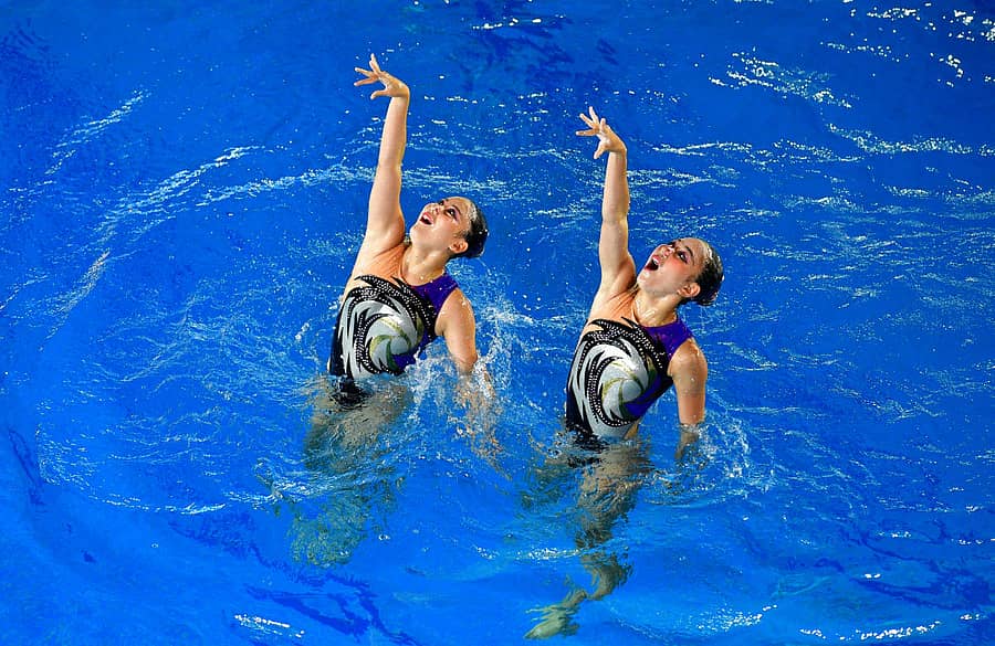 ಬೆಂಗಳೂರಿನ ಹಲಸೂರಿನಲ್ಲಿರುವ ಕೆನ್ಸಿಂಗ್ಟನ್ ಈಜುಕೊಳದಲ್ಲಿ ನಡೆಯುತ್ತಿರುವ 10ನೇ ಏಷ್ಯನ್ ವಯೋವರ್ಗ ಈಜು ಚಾಂಪಿಯನ್ಷಿಪ್ನ ಆರ್ಟಿಸ್ಟಿಕ್ ಈಜು ವಿಭಾಗದ ‘ಡ್ಯುಯೆಟ್ ಫ್ರೀ’ ಗುಂಪು–ಎ ಸ್ಪರ್ಧೆಯಲ್ಲಿ ಮಂಗಳವಾರ ಚಿನ್ನದ ಪದಕ ಗಳಿಸಿದ ಜಪಾನ್ನ ಈಜುಪಟುಗಳು ಕೌಶಲ ಪ್ರದರ್ಶಿಸಿದರು –ಪ್ರಜಾವಾಣಿ ಚಿತ್ರ-/ಕೃಷ್ಣಕುಮಾರ್ ಪಿ.ಎಸ್.