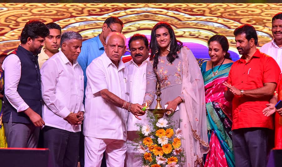 ಯುವ ದಸರಾ ಕಾರ್ಯಕ್ರಮಕ್ಕೆ ಬ್ಯಾಡ್ಮಿಂಟನ್ ಚಾಂಪಿಯನ್ ಪಿ.ವಿ.ಸಿಂಧು ಅವರು ಮುಖ್ಯಮಂತ್ರಿ ಬಿ.ಎಸ್.ಯಡಿಯೂರಪ್ಪ ಸಮ್ಮುಖದಲ್ಲಿ ಚಾಲನೆ ನೀಡಿದರು. ಪ್ರತಾಪಸಿಂಹ, ವಿ.ಸೋಮಣ್ಣ, ಸಿಂಧು ಪೋಷಕರು, ಎಲ್.ನಾಗೇಂದ್ರ ಇದ್ದಾರೆ