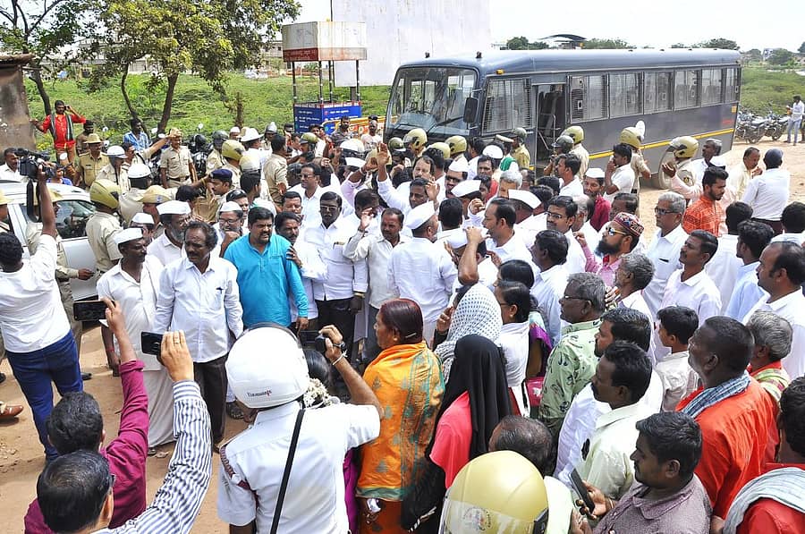 ವಿಜಯನಗರ ಜಿಲ್ಲಾ ಹೋರಾಟ ಸಮಿತಿ ಕಾರ್ಯಕರ್ತರು ಬುಧವಾರ ಬಳ್ಳಾರಿ–ಅಂಕೋಲ ಹೆದ್ದಾರಿ ಮೇಲೆ ರಸ್ತೆತಡೆ ಚಳವಳಿ ನಡೆಸಿದರು