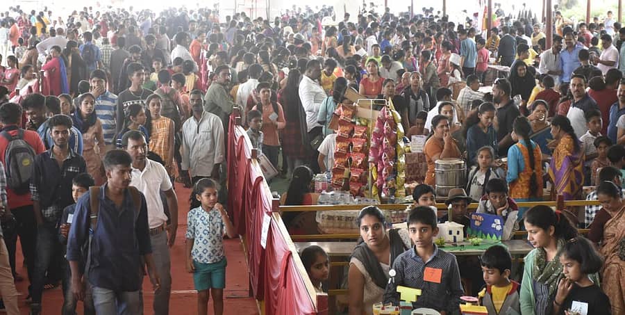 ಮಡಿಕೇರಿ ಗಾಂಧಿ ಮೈದಾನದಲ್ಲಿ ಬುಧವಾರ ನಡೆದ ಮಕ್ಕಳ ದಸರಾಕ್ಕೆ ಬಂದಿದ್ದ ಜನಸ್ತೋಮ