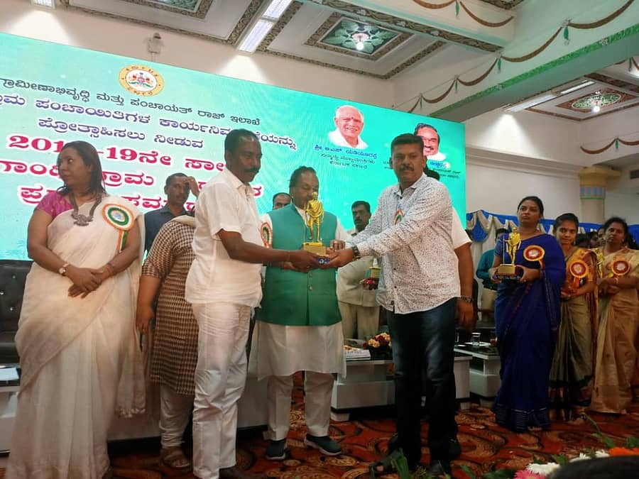 ಕನಕಪುರ ತಾಲ್ಲೂಕಿನ ಹೊಸದುರ್ಗ ಗ್ರಾಮ ಪಂಚಾಯಿತಿ ಅಭಿವೃದ್ಧಿ ಅಧಿಕಾರಿ ಎನ್.ಎಸ್.ರಘು ಗಾಂಧಿ ಪುರಸ್ಕಾರವನ್ನು ಸ್ವೀಕರಿಸುತ್ತಿರುವುದು