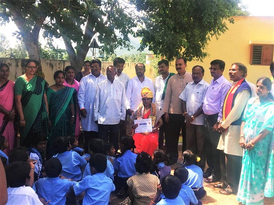 ಜಯಂತಿಯಲ್ಲಿ ಜಿಲ್ಲಾ ಉತ್ತಮ ಶಿಕ್ಷಕಿ ಪ್ರಶಸ್ತಿ ಪುರಸ್ಕೃತೆ ಅಂಬುಜ ಅವರನ್ನು ವೇದಿಕೆ ವತಿಯಿಂದ ಸನ್ಮಾನಿಸಲಾಯಿತು