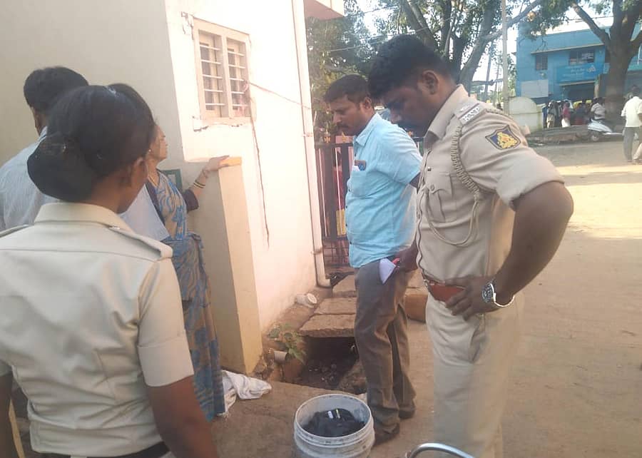 ಕೊಡಿಗೇಹಳ್ಳಿಯಲ್ಲಿನ ಸುರೇಶ್ ಎಂಬುವವರ ಮನೆಯಲ್ಲಿ ಶೋಧ ನಡೆಸುತ್ತಿರುವ ಪೊಲೀಸರು