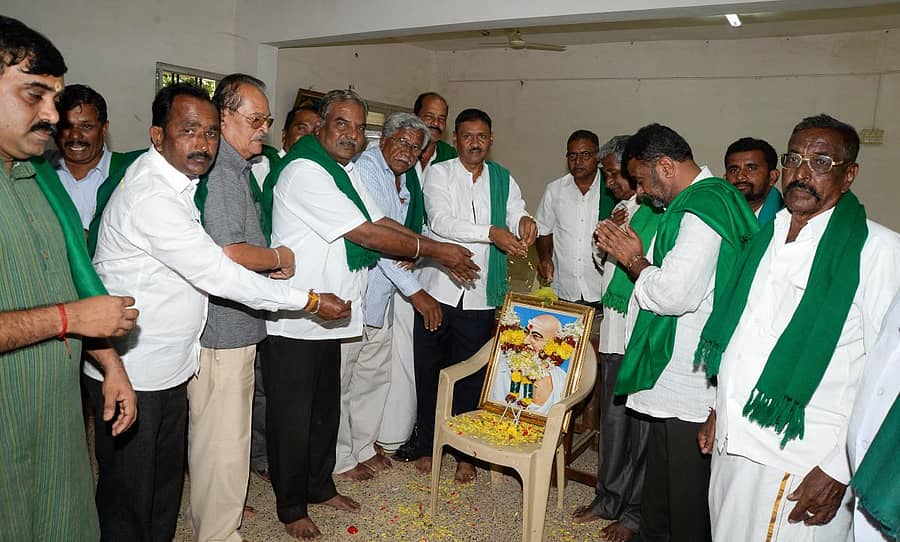 ದಾವಣಗೆರೆಯ ರೈತ ಭವನದಲ್ಲಿ ರಾಜ್ಯ ರೈತ ಸಂಘ ಮತ್ತು ಹಸಿರು ಸೇನೆ ಮಂಗಳವಾರ ಹಮ್ಮಿಕೊಂಡಿದ್ದ ಗಾಂಧಿ ಜಯಂತಿ ಮತ್ತು ರಾಜ್ಯ ಸಮಿತಿ ಸಭೆಯಲ್ಲಿ ಮಹಾತ್ಮ ಗಾಂಧಿ ಭಾವಚಿತ್ರಕ್ಕೆ ಗೌರವಾಧ್ಯಕ್ಷ ಚಾಮರಸ ಮಾಲಿಪಾಟೀಲ ಹಾಗೂ ಅಧ್ಯಕ್ಷ ಬಡಗಲಪುರ ನಾಗೇಂದ್ರ ಅವರು ಪುಷ್ಪನಮನ ಸಲ್ಲಿಸಿದರು. – ಪ್ರಜಾವಾಣಿ ಚಿತ್ರ