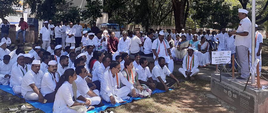 ಚಿಕ್ಕಮಗಳೂರಿನಲ್ಲಿ ಕಾಂಗ್ರೆಸ್ ಏರ್ಪಡಿಸಿದ್ದ ಸಭೆಯಲ್ಲಿ ಎಂ.ಸಿ.ಶಿವಾನಂದಸ್ವಾಮಿ ಮಾತನಾಡಿದರು. ಮುಖಂಡ ಎಂ.ಎಲ್.ಮೂರ್ತಿ ಇದ್ದಾರೆ.