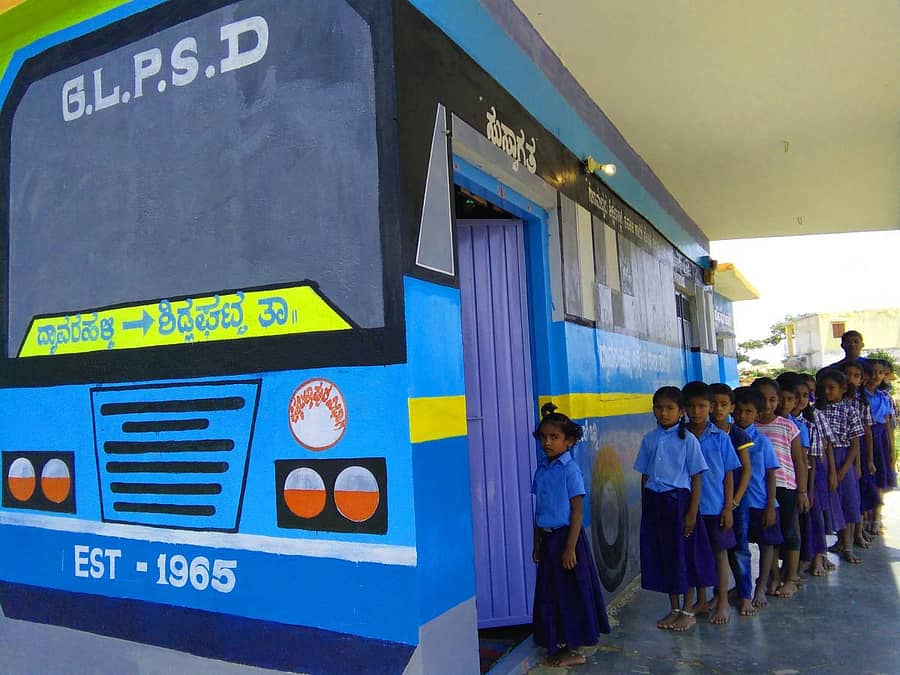 ಬಶೆಟ್ಟಹಳ್ಳಿ ಹೋಬಳಿಯ ದ್ಯಾವರಹಳ್ಳಿಯ ಸರ್ಕಾರಿ ಕಿರಿಯ ಪ್ರಾಥಮಿಕ ಶಾಲೆ ಬಸ್ ರೀತಿಯಲ್ಲಿ ಕಾಣುವಂತೆ ಬಣ್ಣ ಬಳಿಸಿದ್ದಾರೆ