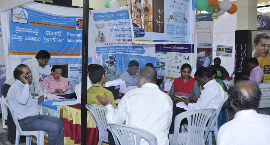 ಚಿತ್ರದುರ್ಗದ ಗಾಯತ್ರಿ ಕಲ್ಯಾಣ ಮಂಟಪದಲ್ಲಿ ಗುರುವಾರ ಆಯೋಜಿಸಿದ್ದ ಸಾಲ ಸಂಪರ್ಕ ಮೇಳದಲ್ಲಿ ಪಾಲ್ಗೊಂಡಿದ್ದ ಗ್ರಾಹಕರು