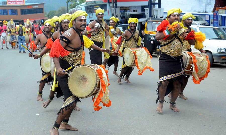 ಜಾನಪದ ಉತ್ಸವದಲ್ಲಿ ಡೊಳ್ಳು ಕುಣಿತದ ಆಕರ್ಷಣೆ