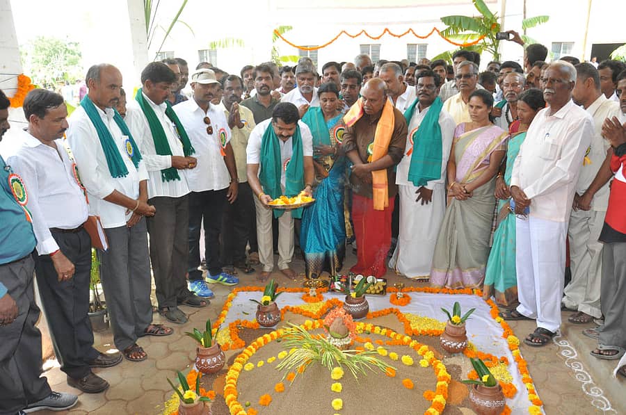 ರೈತ ದಸರಾ ಉದ್ಘಾಟನೆಗೂ ಮುನ್ನ ಶಾಸಕ ನಿರಂಜನ್ ಕುಮಾರ್ ಅವರು ಧಾನ್ಯಗಳ ರಾಶಿಗೆ ಪೂಜೆ ಸಲ್ಲಿಸಿದರು