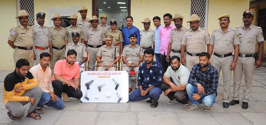 ವಿಜಯಪುರ ಜಿಲ್ಲಾ ಪೊಲೀಸರು ಗುರವಾರ ನಾಡ ಪಿಸ್ತೂಲ್ ಹೊಂದಿದ್ದ ಆರು ಜನ ಆರೋಪಿಗಳನ್ನು ಬಂಧಿಸಿರುವುದು