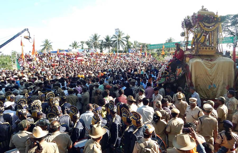 ಶ್ರೀರಂಗಪಟ್ಟಣ ದಸರಾ ಅಂಗವಾಗಿ ಗುರುವಾರ ಕಿರಂಗೂರು ಬಳಿಯ ಬನ್ನಿ ಮಂಟಪದಿಂದ ಅಂಬಾರಿ ಹೊತ್ತು ಸಾಗಿದ ಜಂಬೂಸವಾರಿಗೆ ಸಾವಿರಾರು ಜನರು ಸಾಕ್ಷಿಯಾದರು