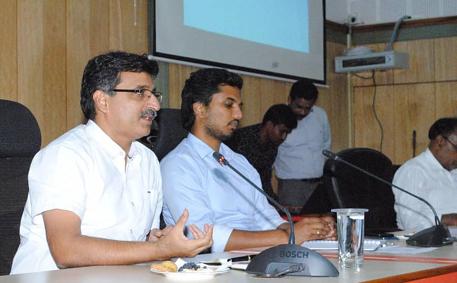 ಜಲಶಕ್ತಿ ಅಭಿಯಾನ ಕುರಿತು ಕೋಲಾರದಲ್ಲಿ ಗುರುವಾರ ನಡೆದ ಸಭೆಯಲ್ಲಿ ಅಭಿಯಾನದ ರಾಜ್ಯ ನೋಡಲ್ ಅಧಿಕಾರಿ ವೃತ್ವಿಕ್ ಪಾಂಡೆ ಮಾತನಾಡಿದರು.