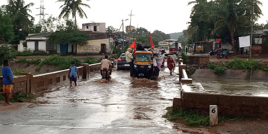 ಕೊಪ್ಪಳ ಜಿಲ್ಲೆ ಮುನಿರಾಬಾದ್ ಸಮೀಪ ಹೊಸಲಿಂಗಾಪುರ ಗ್ರಾಮದಲ್ಲಿ ಗುರುವಾರ ತುಂಗಭದ್ರಾ ಜಲಾಶಯದ ಎಡದಂಡೆ ಮುಖ್ಯಕಾಲುವೆಗೆ ನಿರ್ಮಿಸಿದ ಸೇತುವೆ ಮೇಲೆ ನೀರು ನಿಂತು ಪಾದಚಾರಿಗಳು ಮತ್ತು ವಾಹನ ಸವಾರರು ಪರದಾಡಿದರು