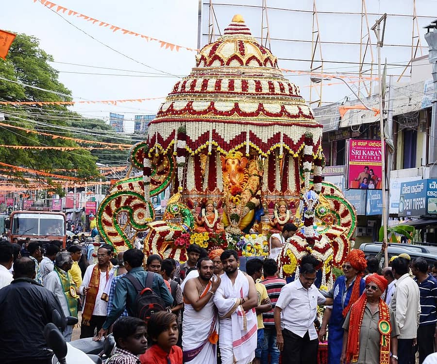 ನಗರದ ರಸ್ತೆಗಳಲ್ಲಿ ವಿನಾಯಕ ವಿಸರ್ಜನಾ ಮಹೋತ್ಸವದ ಮೆರವಣಿಗೆ ನಡೆಯಿತು