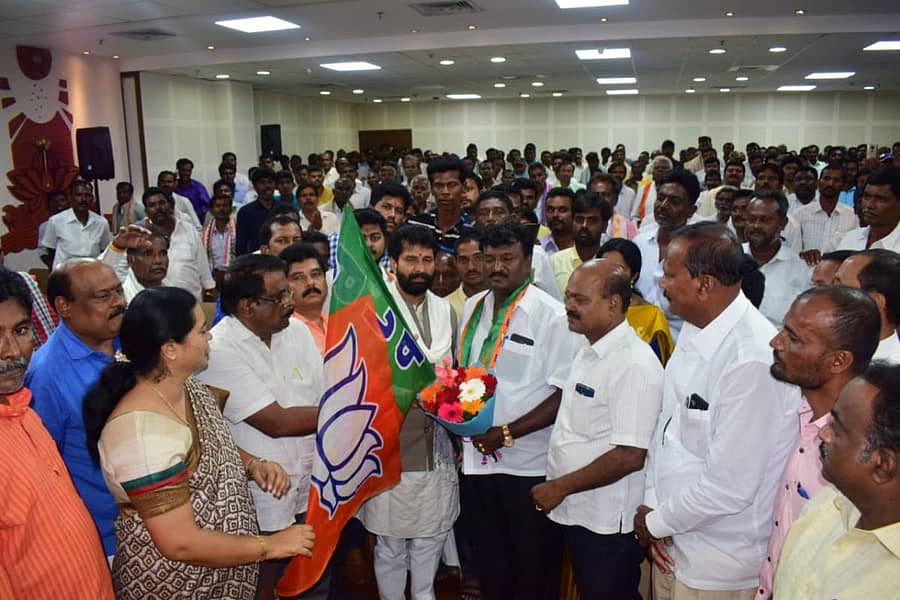 ಬೆಂಗಳೂರಿನ ಜಗನ್ನಾಥ ಭವನದಲ್ಲಿ ಬಾಗೇಪಲ್ಲಿಯ ಮುಖಂಡರನ್ನು ಸಚಿವ ಸಿ.ಟಿ.ರವಿ ಅವರು ಬಿಜೆಪಿಗೆ ಬರಮಾಡಿಕೊಂಡರು.