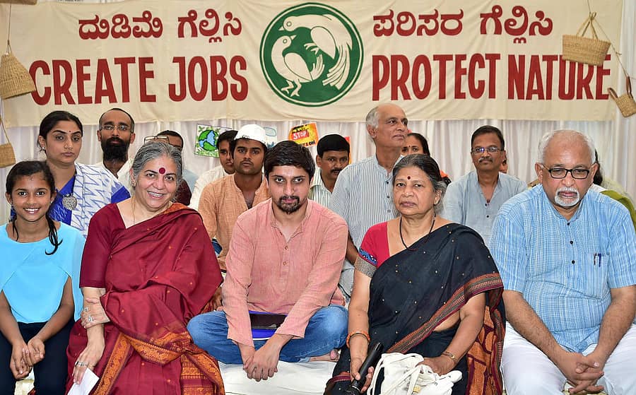 ಉಪವಾಸ ಸತ್ಯಾಗ್ರಹದಲ್ಲಿ ಹೋರಾಟಗಾರ್ತಿ ವಂದನಾ ಶಿವ ಸೇರಿದಂತೆ ಹಲವರು ಭಾಗವಹಿಸಿದ್ದರು