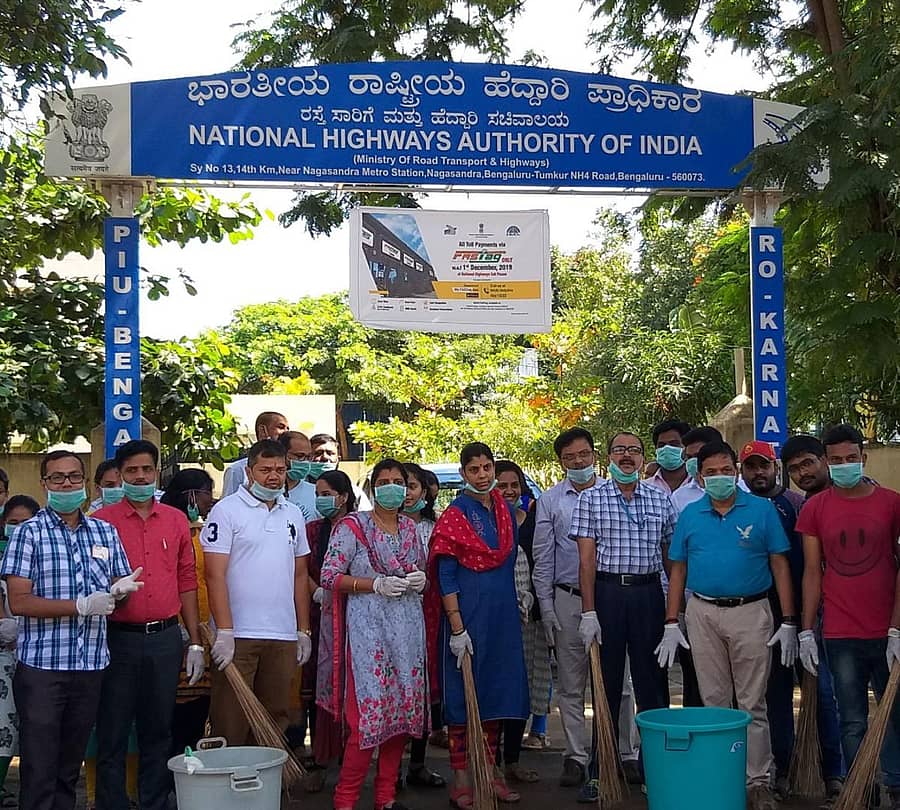 ಸ್ವಚ್ಛತಾ ಅಭಿಯಾನದಲ್ಲಿ ಪಾಲ್ಗೊಂಡಿದ್ದ ಎನ್ಎಚ್ಎಐ ಸಿಬ್ಬಂದಿ