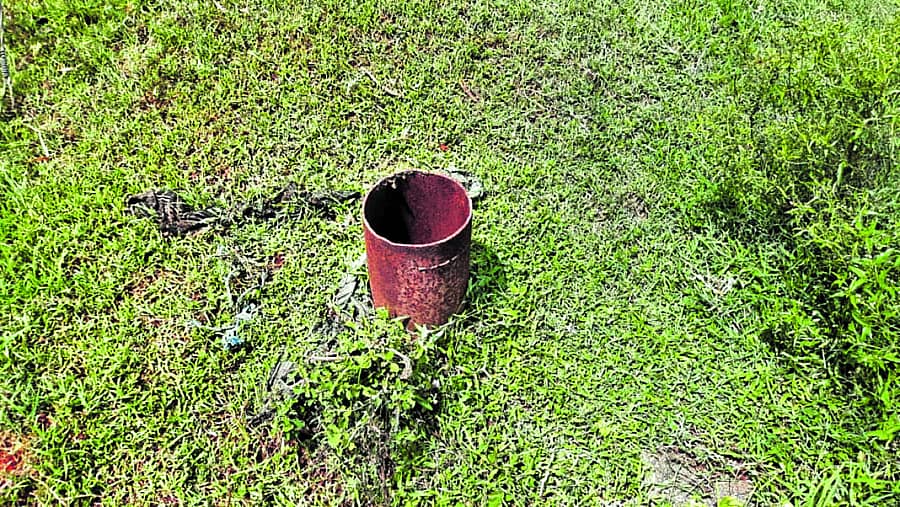 ರಸ್ತೆ ಹೊಂದಿಕೊಂಡಂತೆ ಇರುವ ಕೊಳವೆ ಬಾವಿ