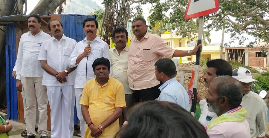 ತಾಲ್ಲೂಕಿನ ನಂದಿ ಗ್ರಾಮದಲ್ಲಿ ನಡೆದ ಪ್ರಚಾರ ಸಭೆಯಲ್ಲಿ ಶಾಸಕ ಎನ್.ಎಚ್.ಶಿವಶಂಕರರೆಡ್ಡಿ ಮಾತನಾಡಿದರು.