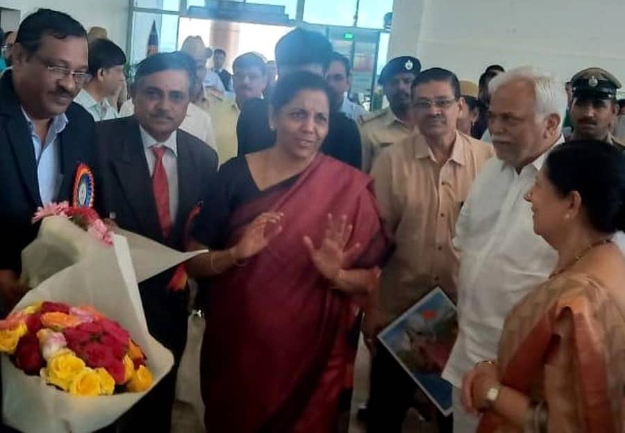 ಕೇಂದ್ರ ಸಚಿವೆ ನಿರ್ಮಲಾ ಸೀತಾರಾಮನ್ ಅವರನ್ನು ಶಾಸಕ ಆರ್.ವಿ.ದೇಶಪಾಂಡೆ ಭೇಟಿ ಮಾಡಿದರು