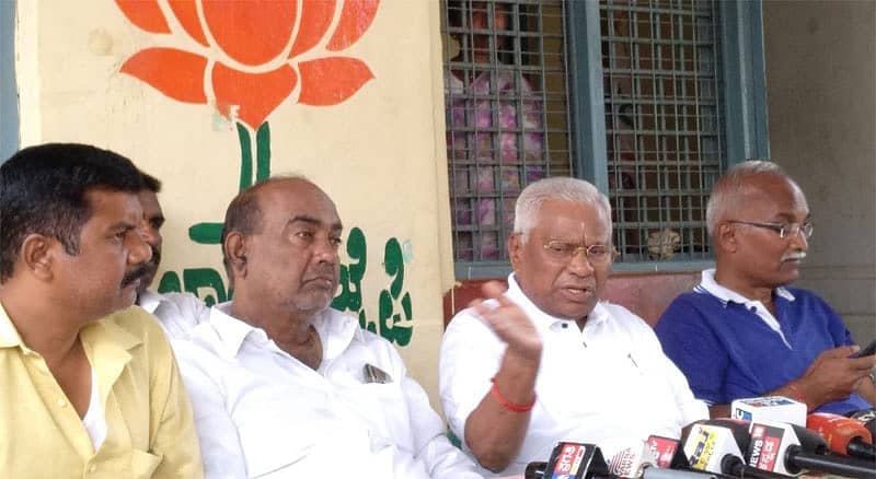 ಜಿ.ಎಸ್.ಬಸವರಾಜು(ಬಲದಿಂದ ಎರಡನೆಯವರು)